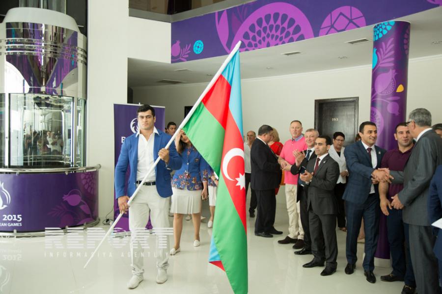 Elmar Qasımova Azərbaycan bayrağı təqdim olunub - fotolar