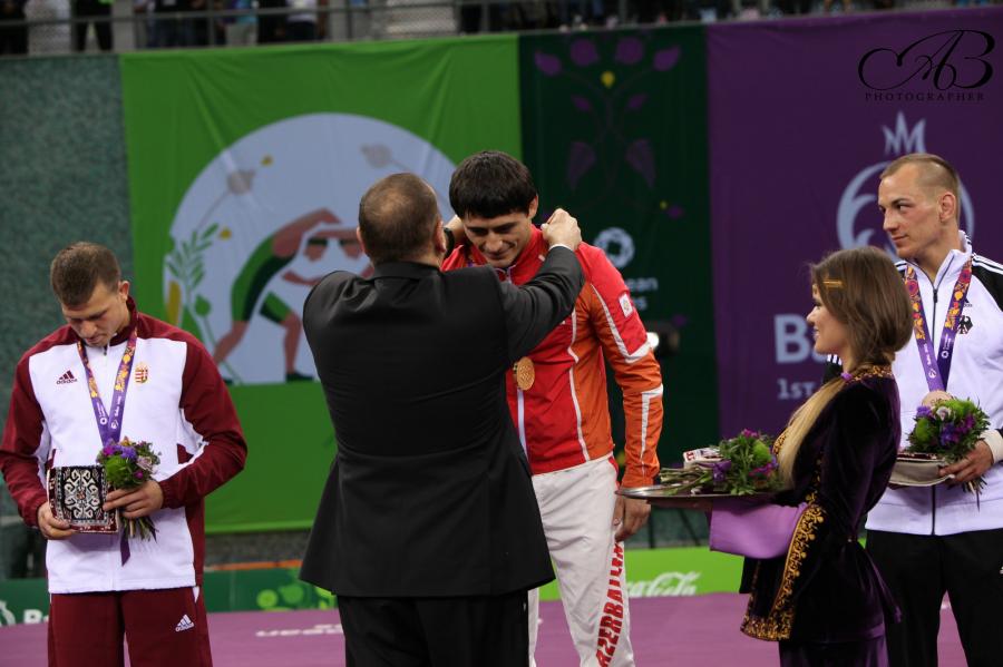 İlham Əliyev qızıl medalı qalibə təqdim edərkən -  fotolar