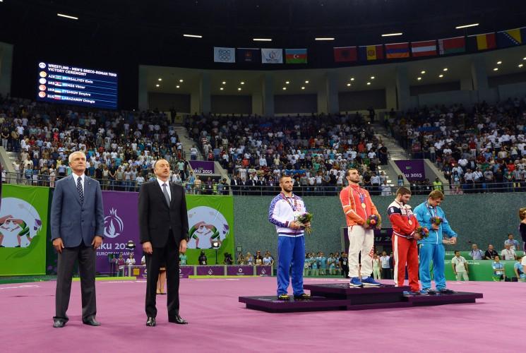 İlham Əliyev qızıl medalı idmançımıza təqdim etdi - fotolar