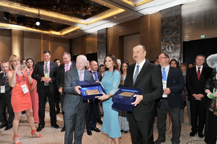 İlham Əliyev və xanımına "Bakı 2015"ə görə hədiyyə verilib - fotolar