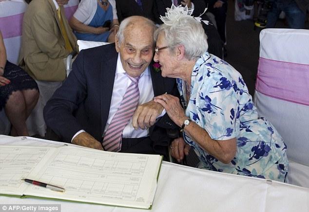 Dünyanın ən yaşlı cütlüyü evləndi – fotolar 