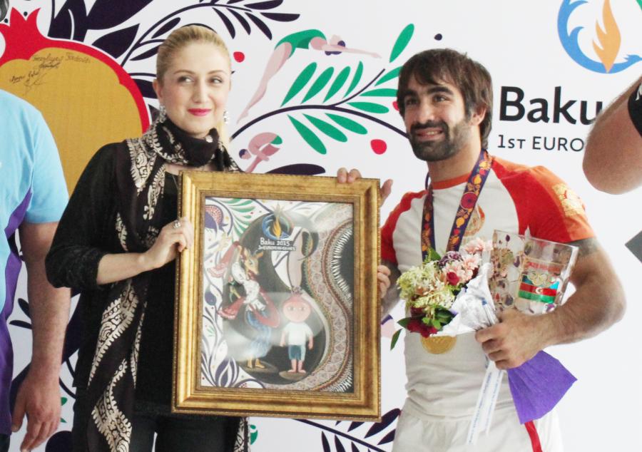 Modelyer qızıl medalçımıza hədiyyə verdi - fotolar