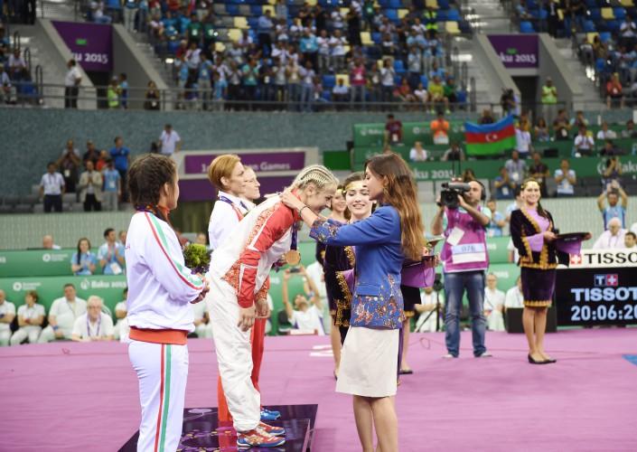 Stadnikə medalı Mehriban Əliyeva təqdim etdi - fotolar
