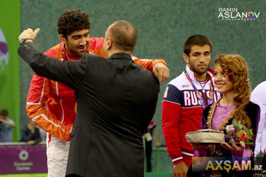 İlham Əliyev qızıl medalı idmançımıza təqdim etdi - fotolar