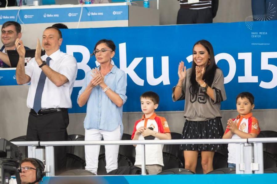 Leyla Əliyeva taekvondonu əkizləri ilə izlədi – fotolar 