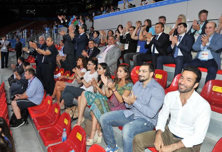 Mehriban Əliyeva qızları ilə voleybol izlədi -  fotolar