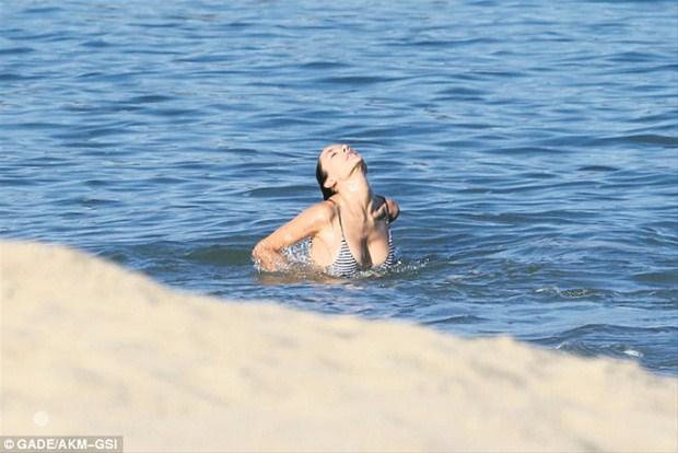 “Victoria’s Secret”in mələyi Braziliya sahillərində - fotolar 