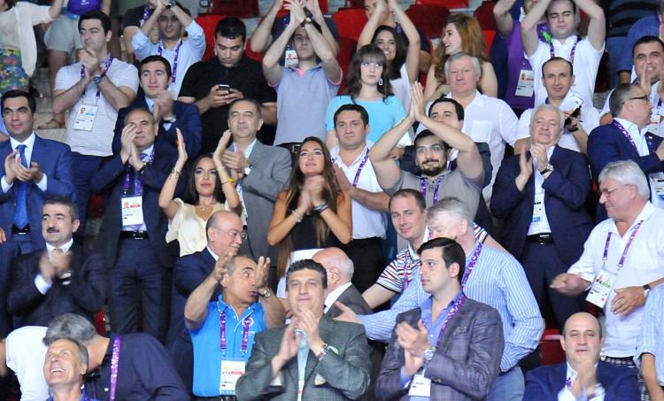 Prezidentin qızları və kürəkəni boks yarışında -  fotolar