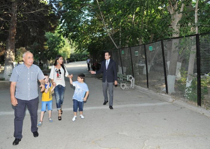 Leyla Əliyeva əkizləri ilə Bakı Zooloji Parkında -  fotolar