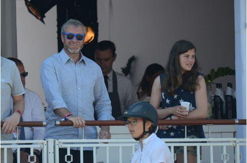 Abramoviç qızları ilə at yarışında - fotolar