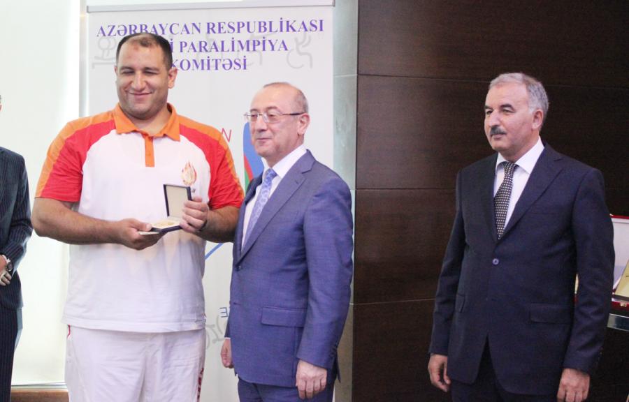 İlham Zəkiyevə "Paralimpiya" medalı verildi