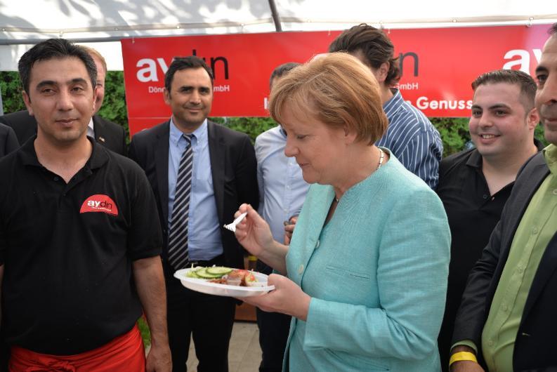 Angela Merkel dönərin dadından doymadı – fotolar 