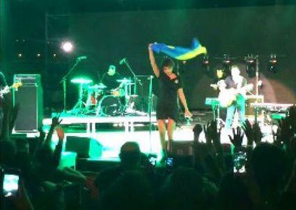 Rusiyalı müğənni səhnəyə Ukraynanın bayrağı ilə çıxdı – video 