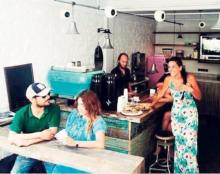 Bergüzar Korel öz kafesində işə başladı - fotolar