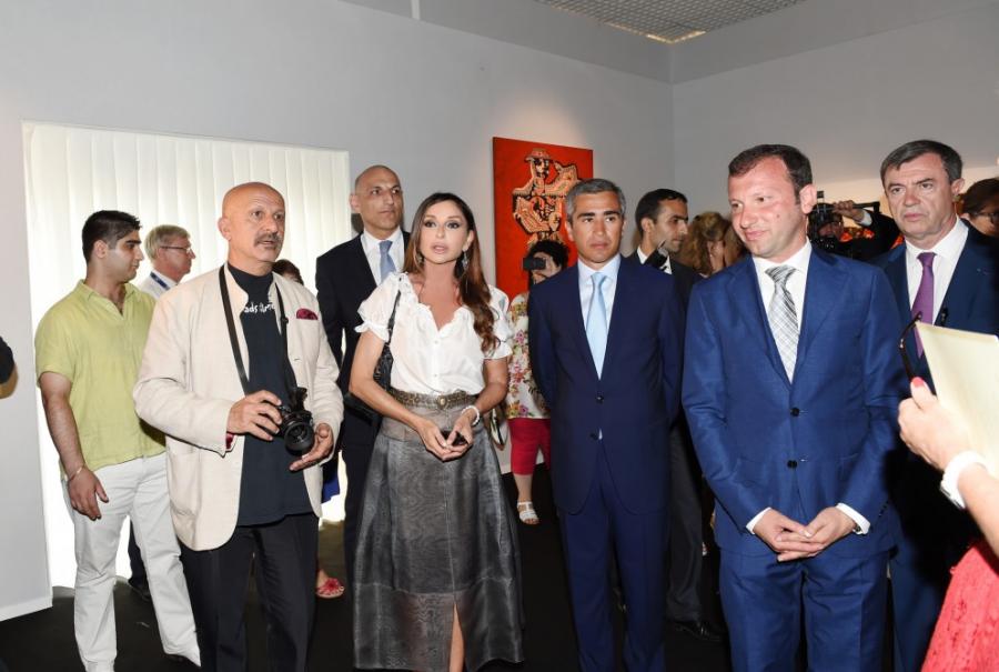 Mehriban Əliyeva və qızları sərgidə -  fotolar