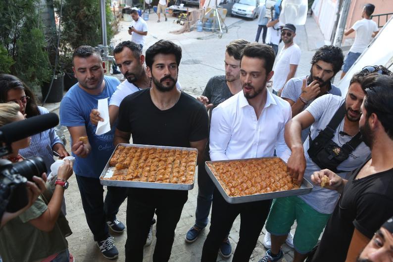 Çəkiliş meydançasında paxlava payladılar -  fotolar
