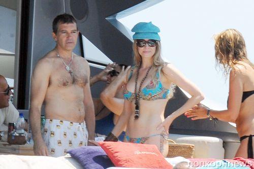 Antonio Banderas gənc sevgilisi ilə dincəlir – fotolar 