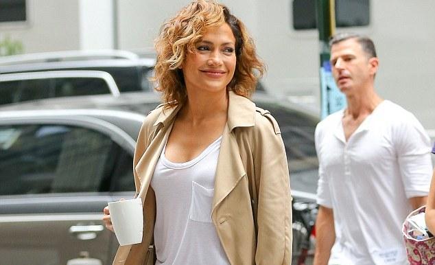 Cennifer Lopez iki fərqli geyimdə - fotolar 