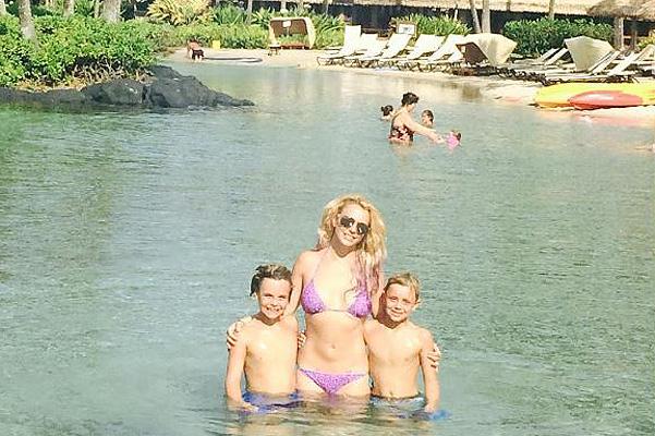 Britni Spirs uşaqları ilə çimərlikdə - foto