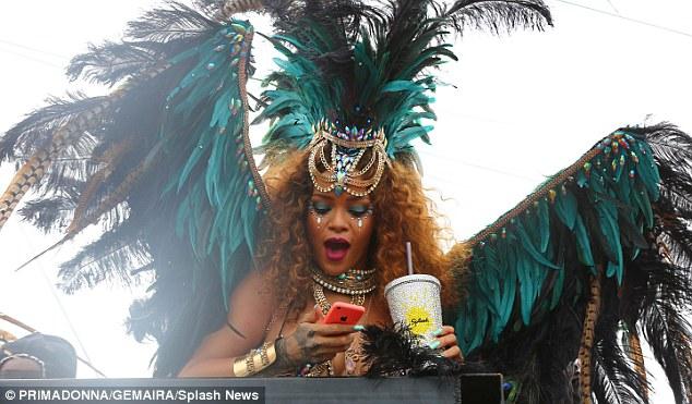 Rihannanın çılğın karnavalı – fotolar 