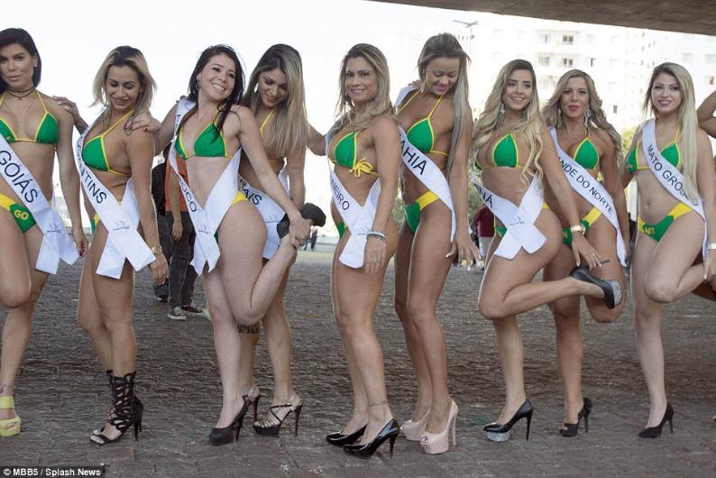 “Miss Bum Bum” gözəlləri küçələrə axın etdilər, hərəkət dayandı – fotolar 