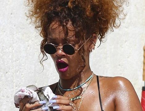Rihanna çimərlikdə meymuna belə qayğı göstərdi - fotolar 