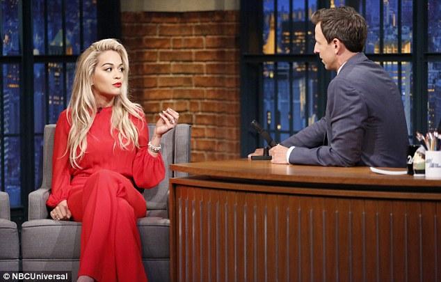 Rita Ora qırmızıya büründü - fotolar
