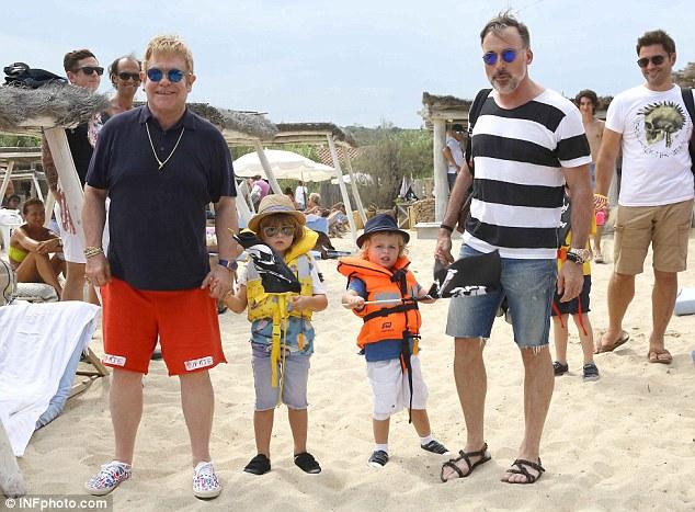 Elton Con həyat yoldaşı və uşaqları ilə - fotolar