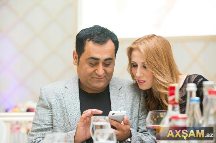 Elgiz Əkbər xanımı ilə toyda – foto