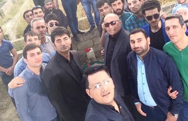 Azərbaycanlı aparıcı məzarlıqda selfi etdi -  foto
