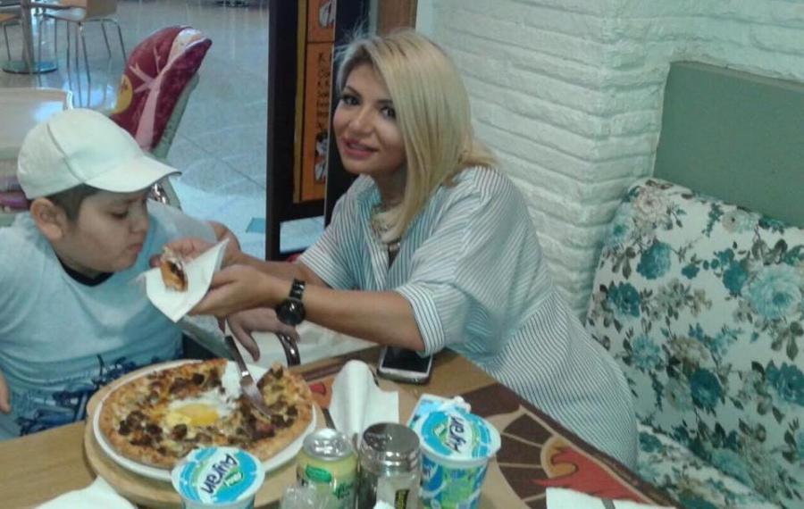Afaq Gəncəli oğlu ilə gəzintidə -  fotolar