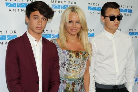Pamela Anderson illər sonra oğulları ilə - fotolar