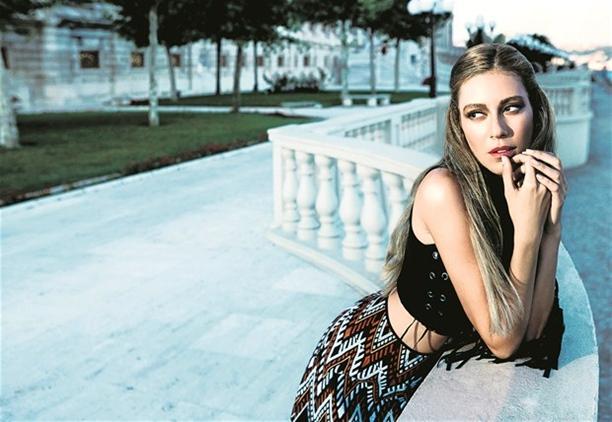 Yeni filmə çəkilən Sinem Kobaldan fotosessiya