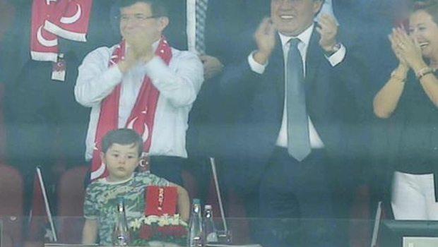 Baş nazir futbolu şəhid oğluyla izlədi - fotolar