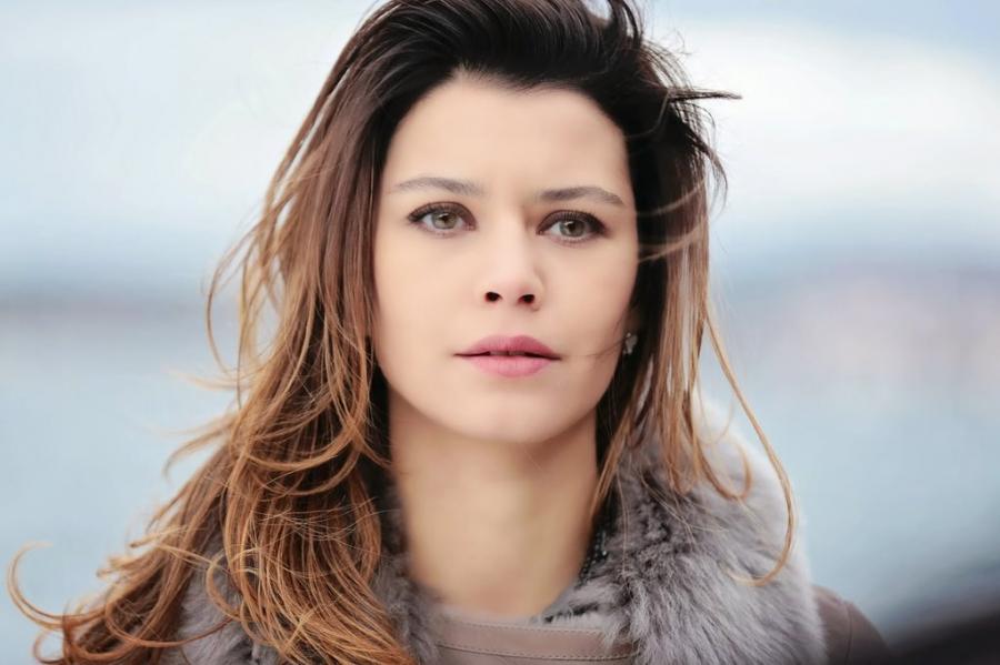 Beren Saata əsəbləşib "Ziyagil köşkü"nə basqın etdilər - video 