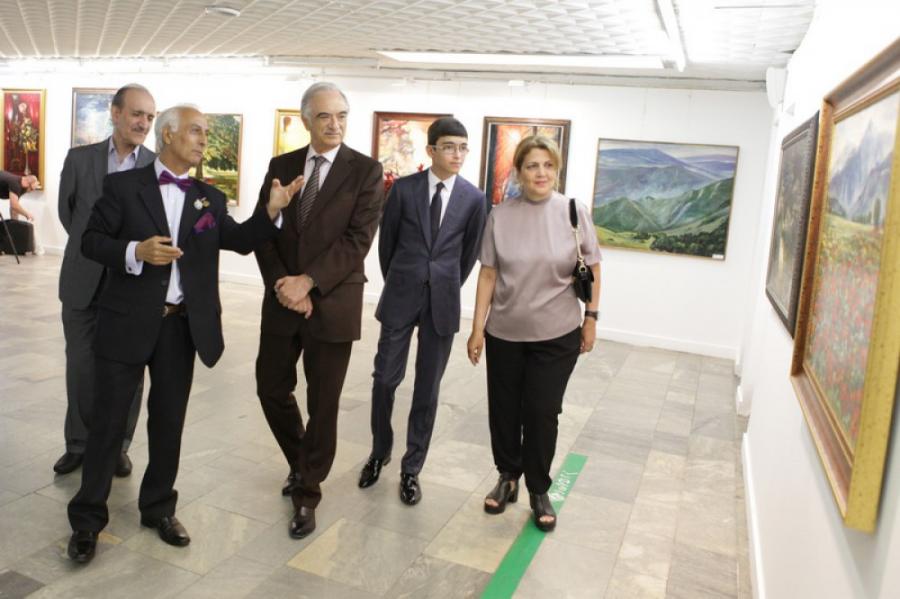 Polad Bülbüloğlu oğlu ilə sərgidə -  fotolar