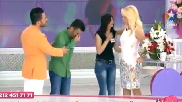 Qız rədd etdi deyə, canlı efirdə ağladı - video