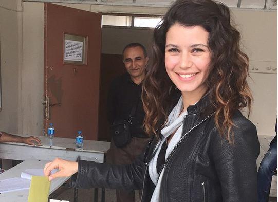 Beren Saat sükutunu pozdu: "Şəhidlər üçün başsağlığı yazmadım deyə..."