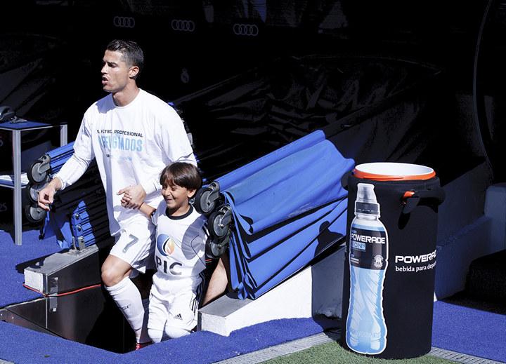 Ronaldo meydana jurnalistin badalaq vurduğu suriyalı uşaqla çıxdı - fotolar 