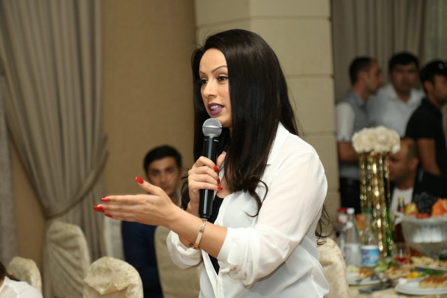 Roza Zərgərli parik taxdı -  fotolar