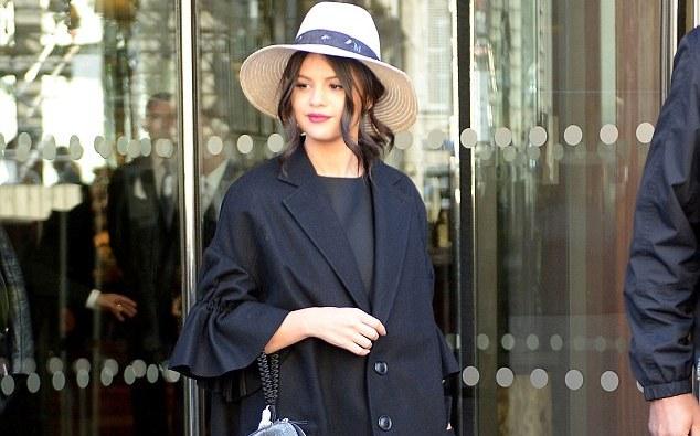 Selena Qomezin qlamur fransız stili - fotolar 