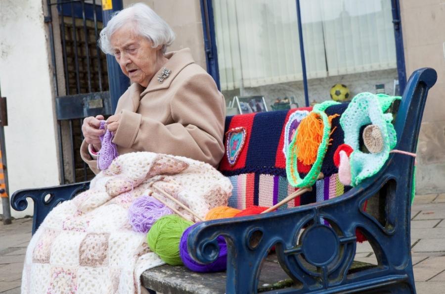 104 yaşlı qoca küçələri belə gözəlləşdirir - fotolar