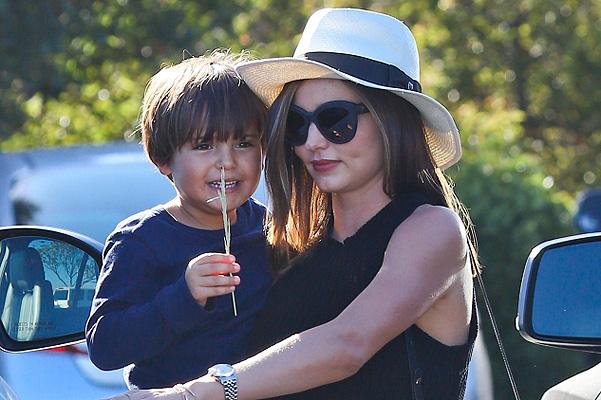 Miranda Kerr oğlu ilə gəzintidə - fotolar 