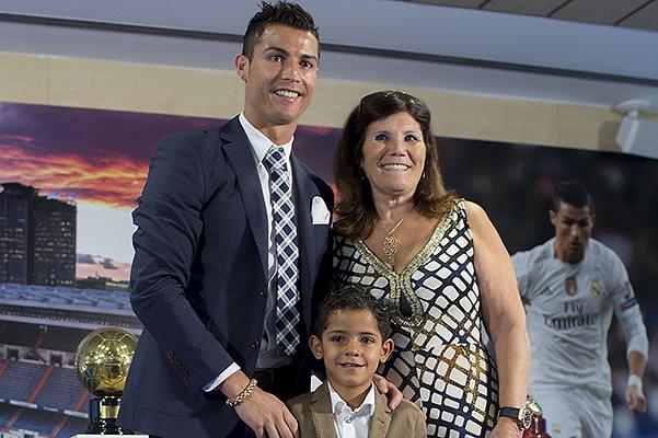 Ronaldo anası və oğlu ilə mükafatlandırma mərasimində - fotolar 