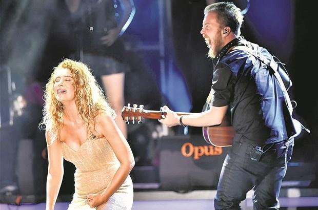 Geyimləri və şousu ilə göz oxşadı - fotolar 