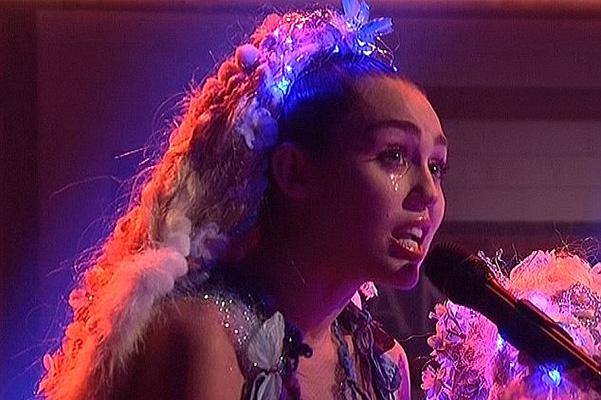 Mayli Sayrus canlı efirdə ağladı - video