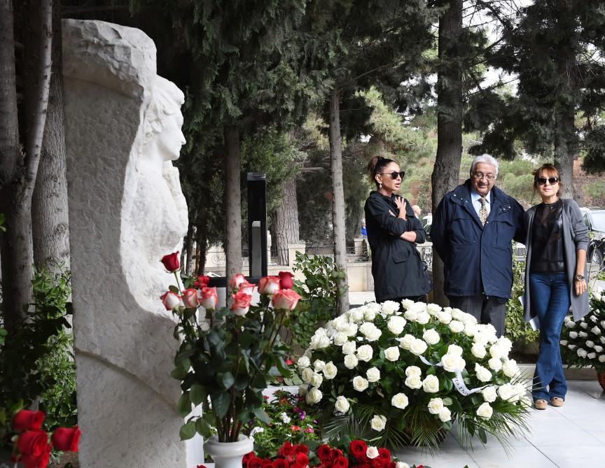 Mehriban Əliyeva və ailə üzvləri İkinci Fəxri Xiyabanda - fotolar