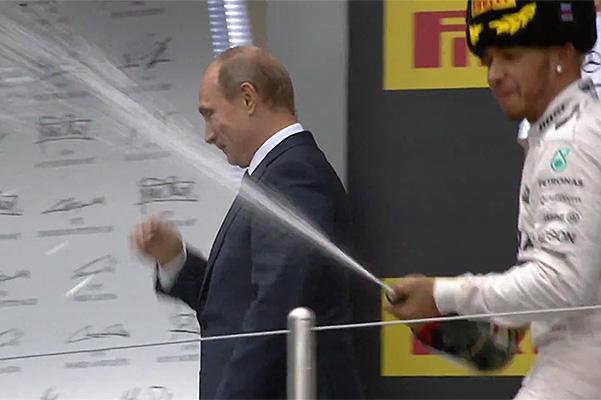 Məşhur idmançı Putini şampan yağışına tutdu - video 