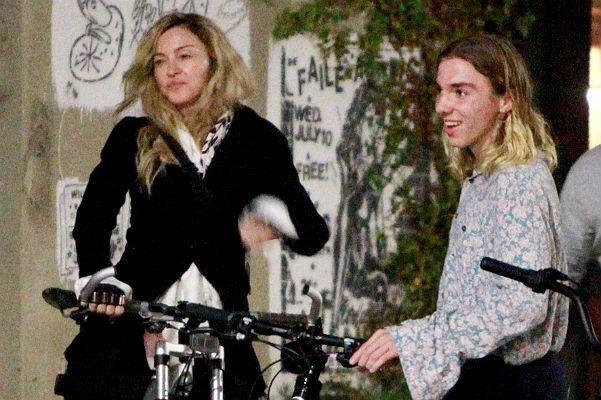 Madonna ilə oğlunun velosiped gəzintisi - fotolar 