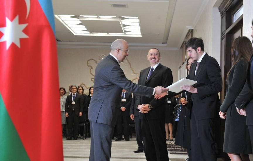 Prezident ailəsi ilə səs verdi -  fotolar